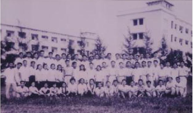 Sinh viên Khóa 1 Khoa Hóa - Thực phẩm, Đại học Bách khoa Hà Nội