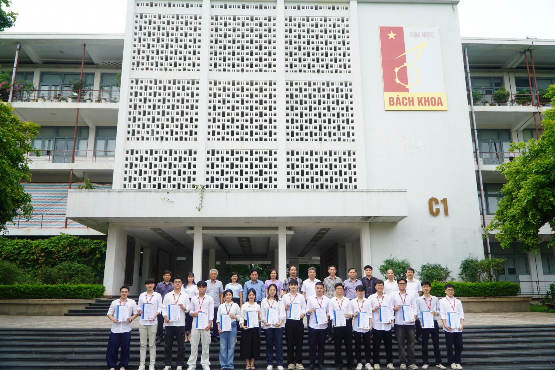 Đại diện doanh nghiệp và nhà trường chụp ảnh trước quảng trường C1.