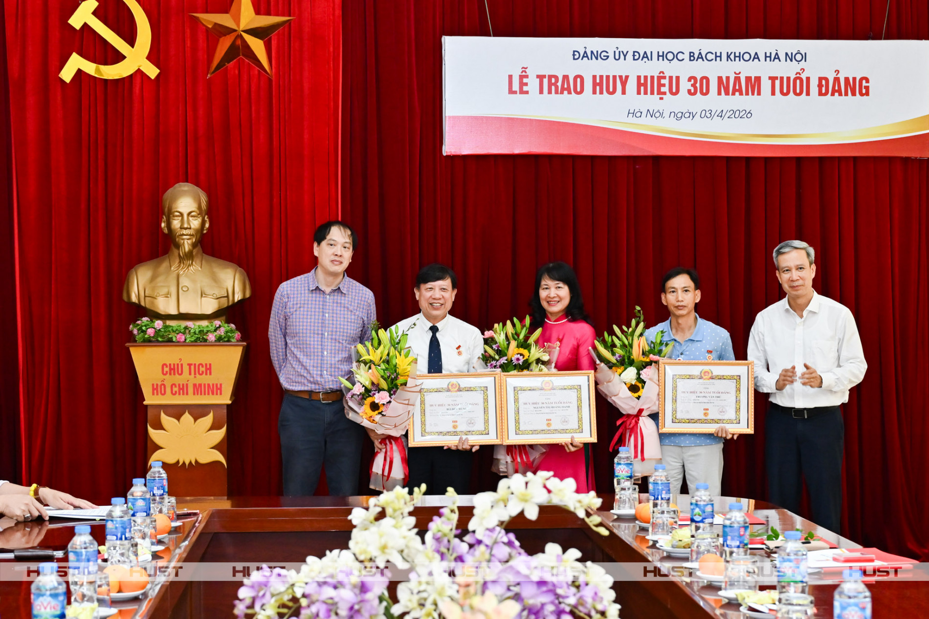 3 đảng viên thuộc Đảng ủy Đại học Bách khoa Hà Nội được trao Huy hiệu 30 năm tuổi Đảng