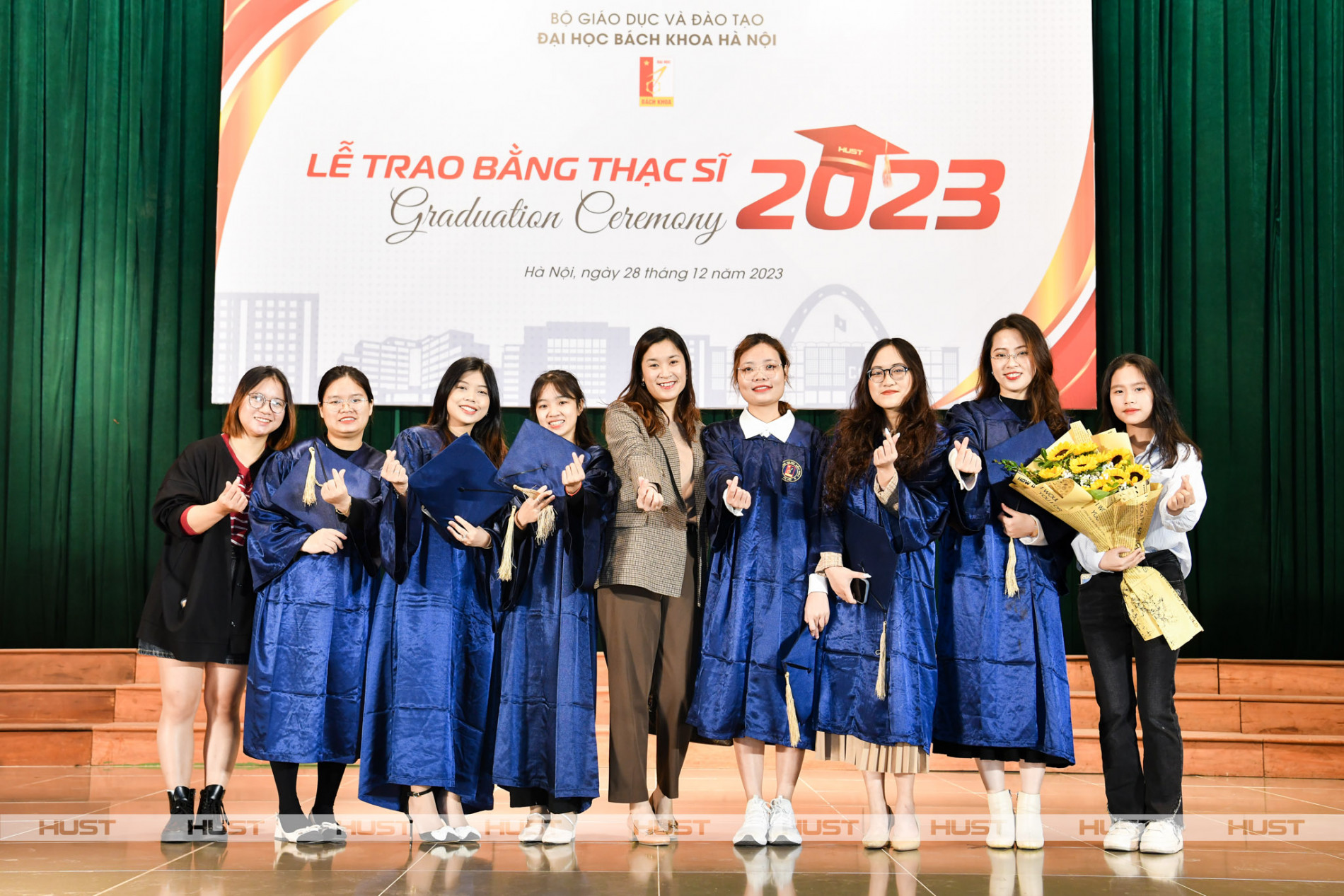 PGS. TS. Vũ Thu Trang, Phó trưởng Khoa KT Thực Phẩm, chụp cùng các Tân Thạc sĩ ngành KT Thực phẩm