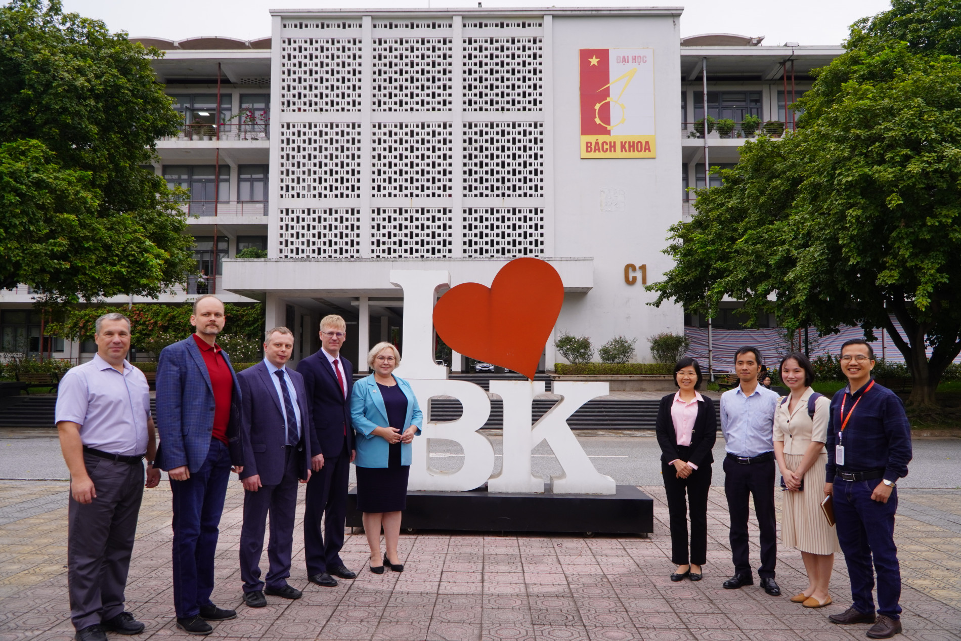 All the delegations took memorable photos in front of the C1 building