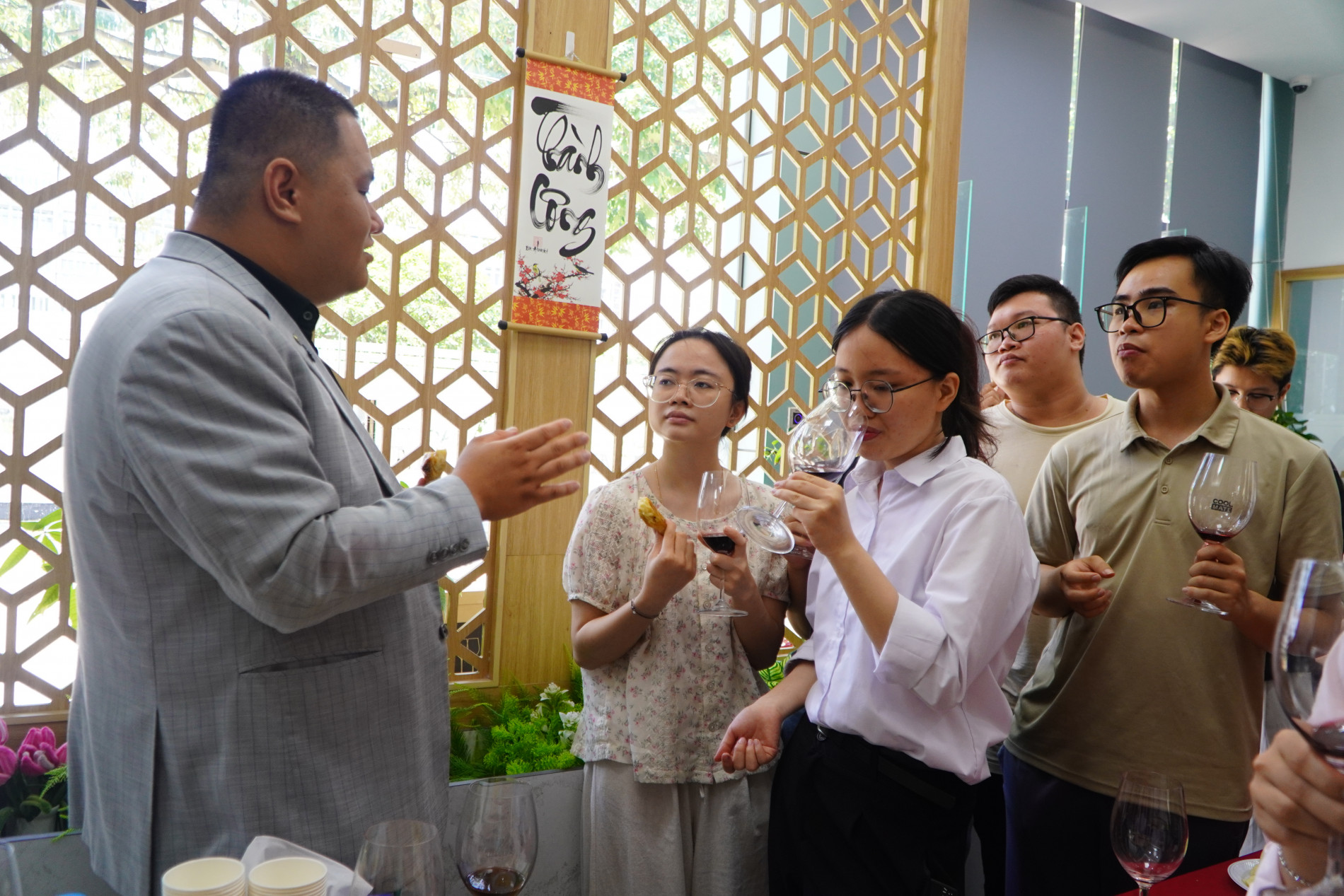 HUST students explore Argentine wine technology with embassy, industry experts