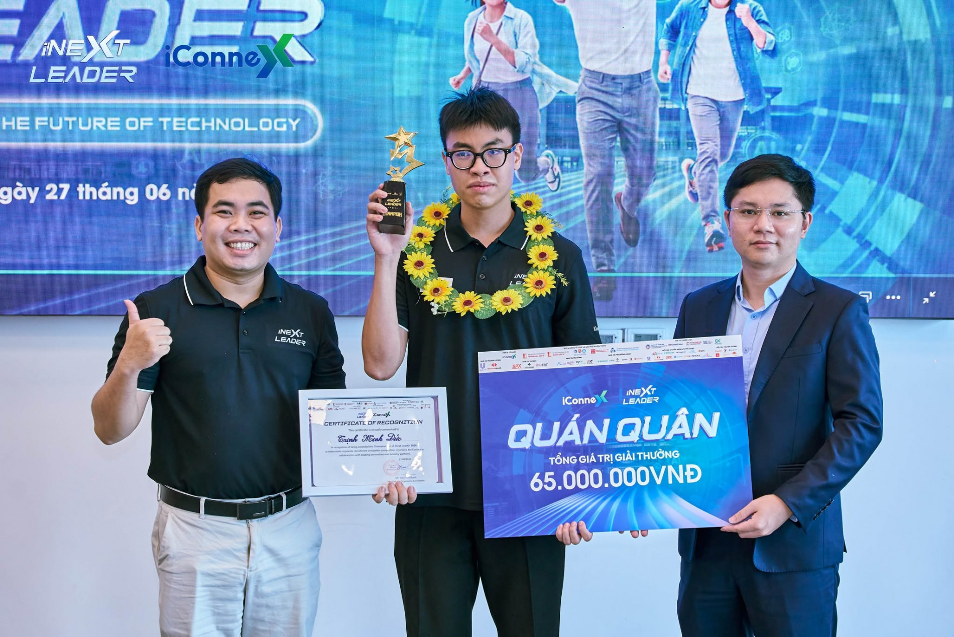 Minh Đức nhận giải quán quân cuộc thi