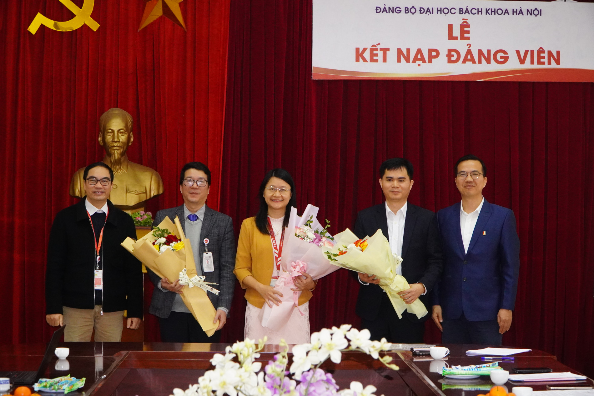 Chi bộ Kỹ thuật Hóa học đã công bố và trao Quyết định kết nạp Đảng cho ba quần chúng ưu tú: Đặng Thị Tuyết Ngân, Nguyễn Trung Dũng, Nguyễn Dương Định