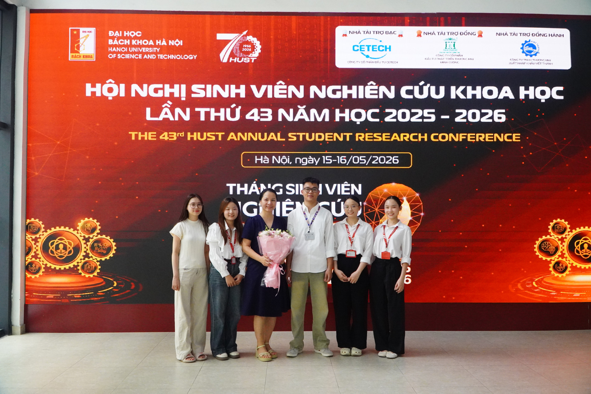 Nhóm sinh viên NCKH chụp ảnh cùng giáo viên hướng dẫn.