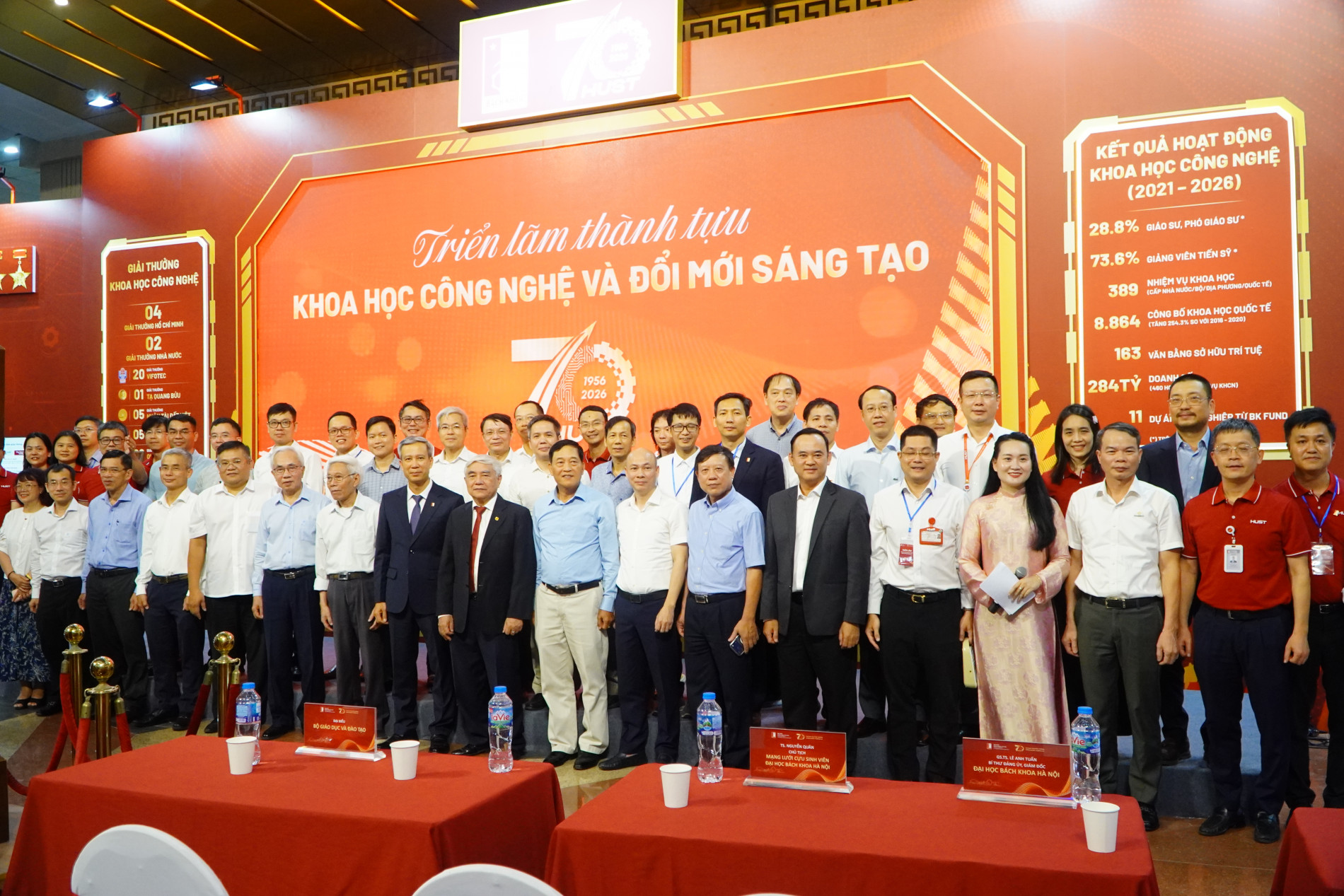 Đại biểu dự khai mạc triển lãm.