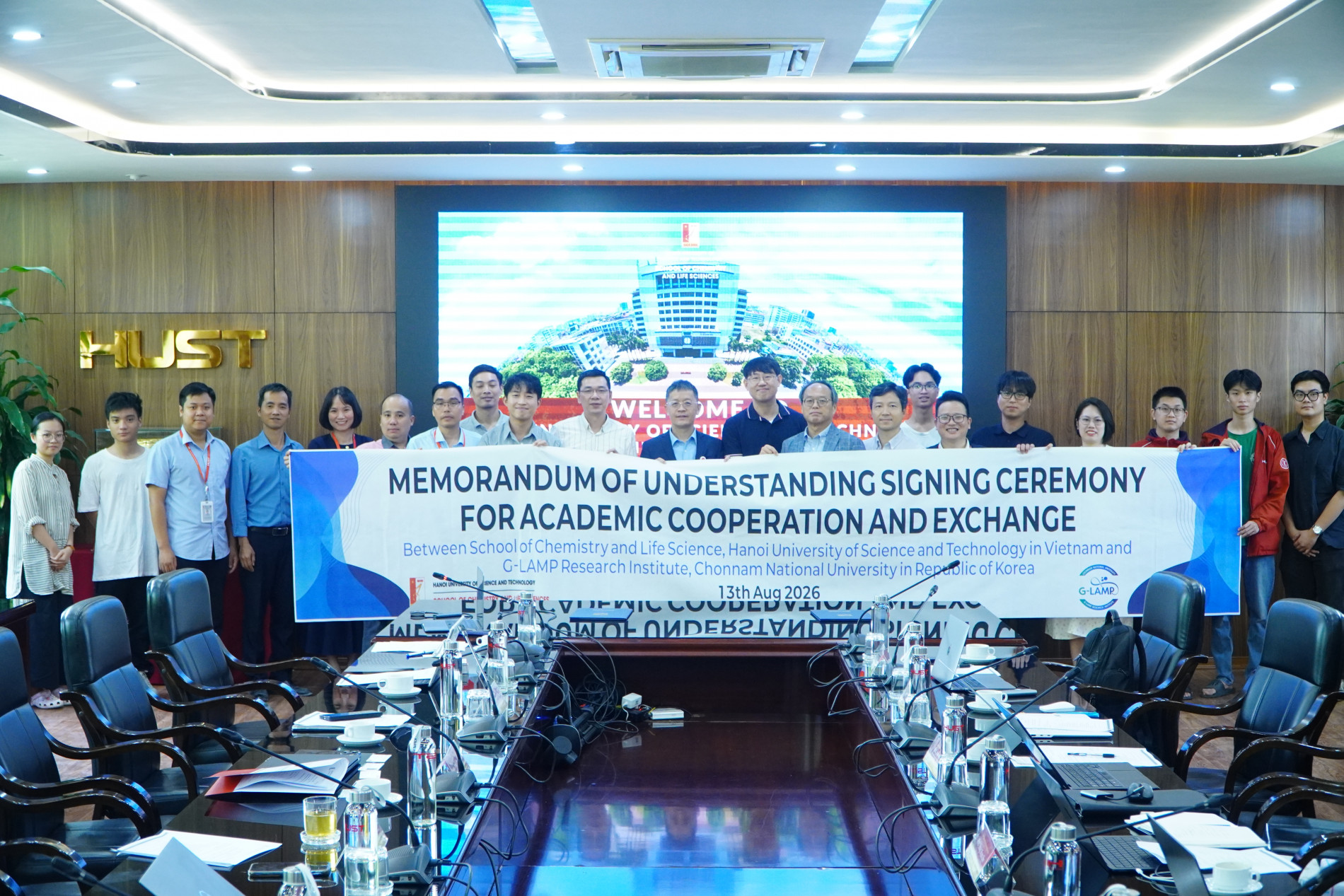 Đại diện hai bên chụp ảnh trên sân khấu.