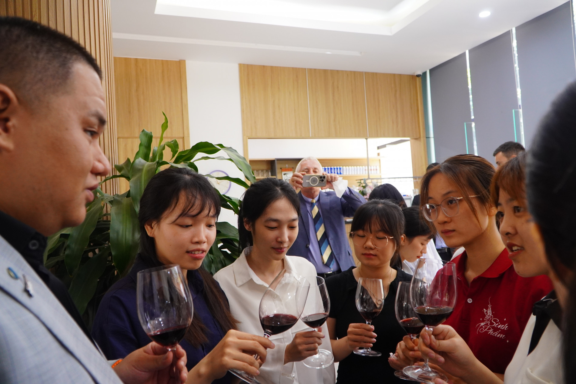 Sinh viên ngành Kỹ thuật thực phẩm được đại diện doanh nghiệp phân tích màu sắc, hương, vị, cấu trúc tannin, độ chua và hậu vị – những chỉ tiêu quan trọng trong đánh giá chất lượng đồ uống có cồn.