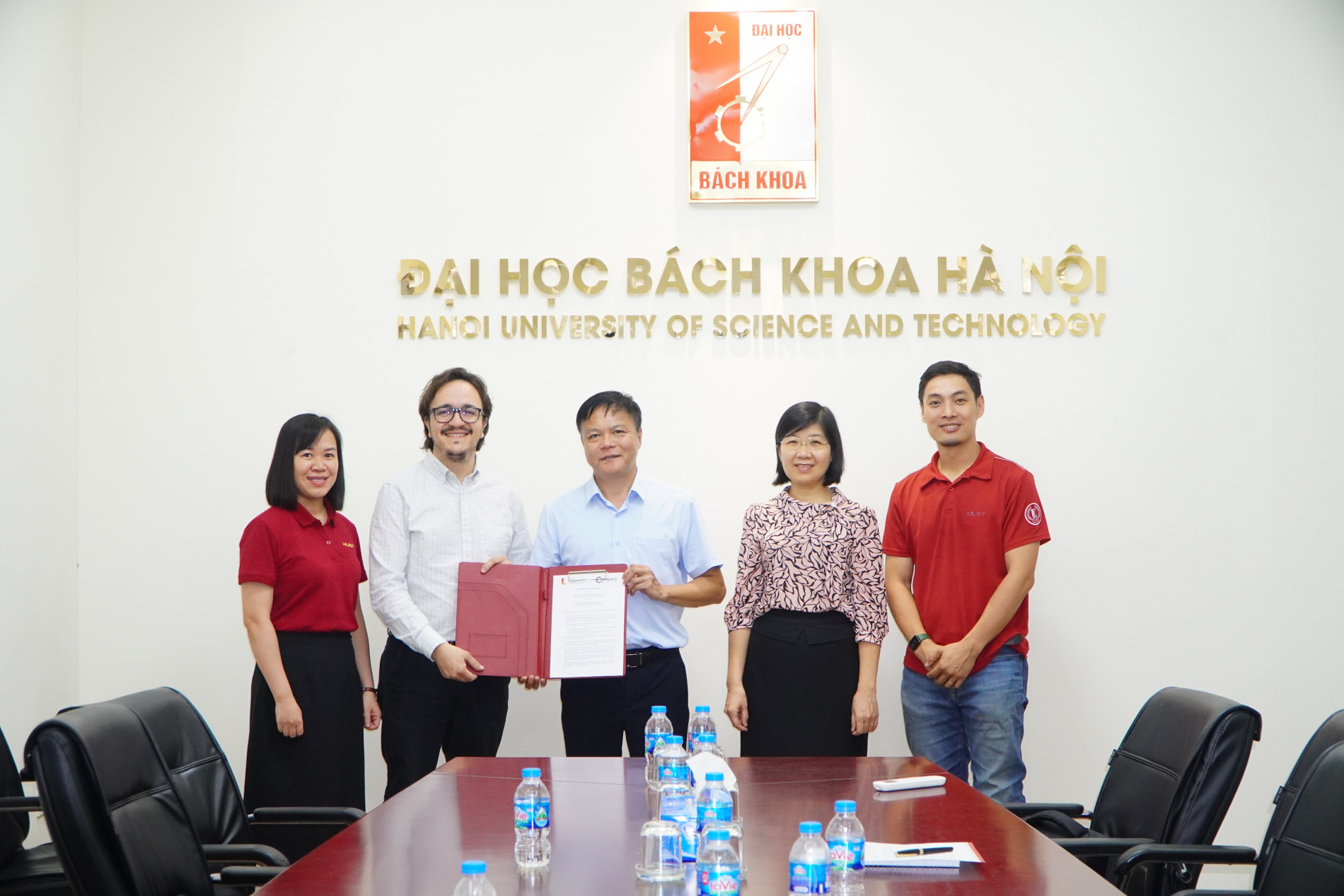 Đại diện hai bên chụp ảnh cùng biên bản ký kết.