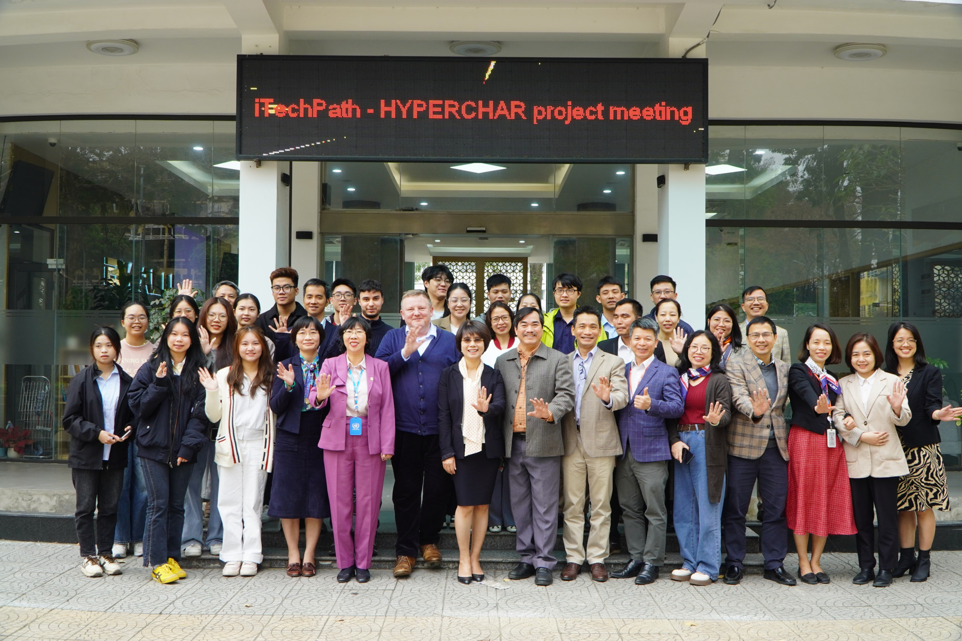 Đại biểu tham dự seminar chụp ảnh trước tòa nhà BK Alumni