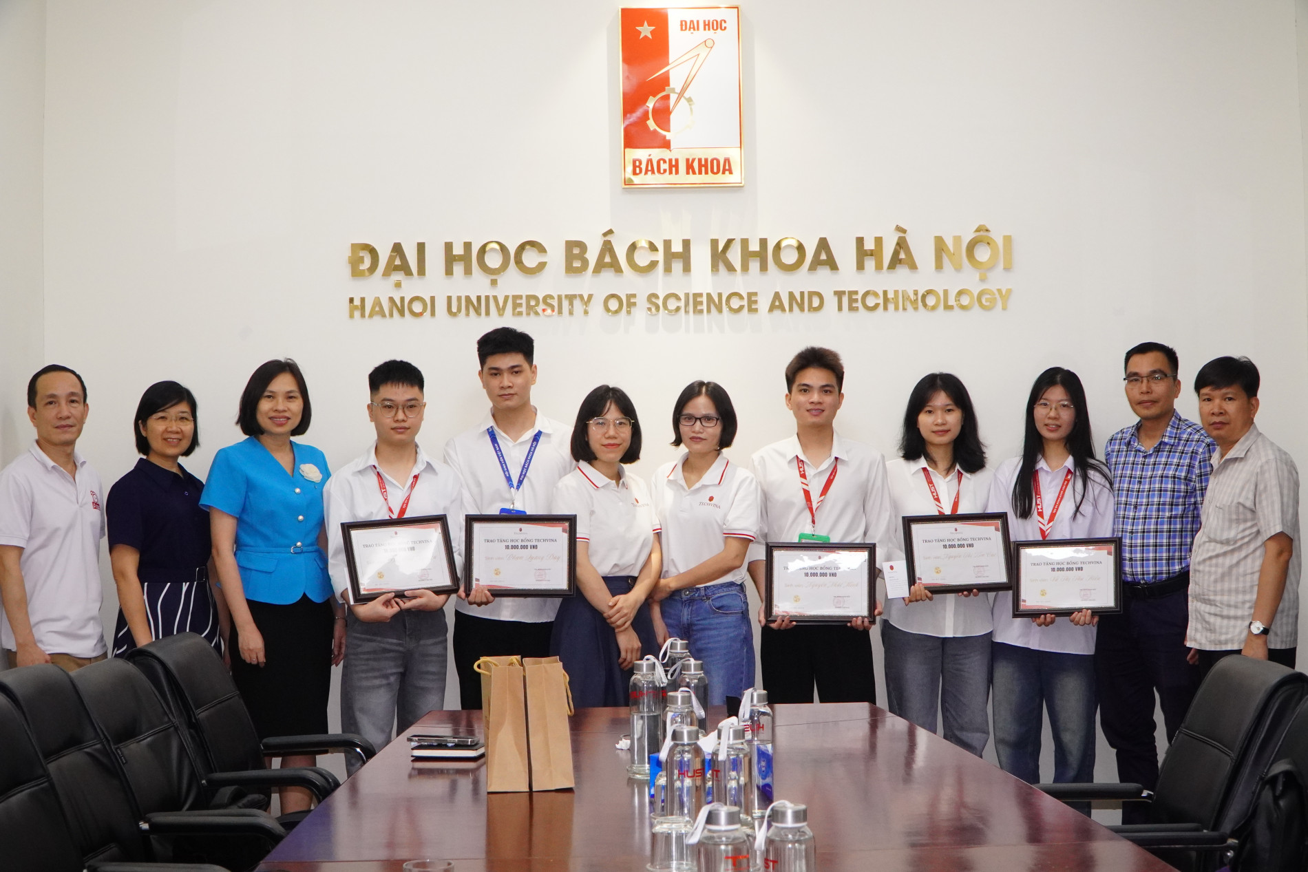 Sinh viên nhận học bổng chụp ảnh cùng đại diện doanh nghiệp và đại diện nhà trường