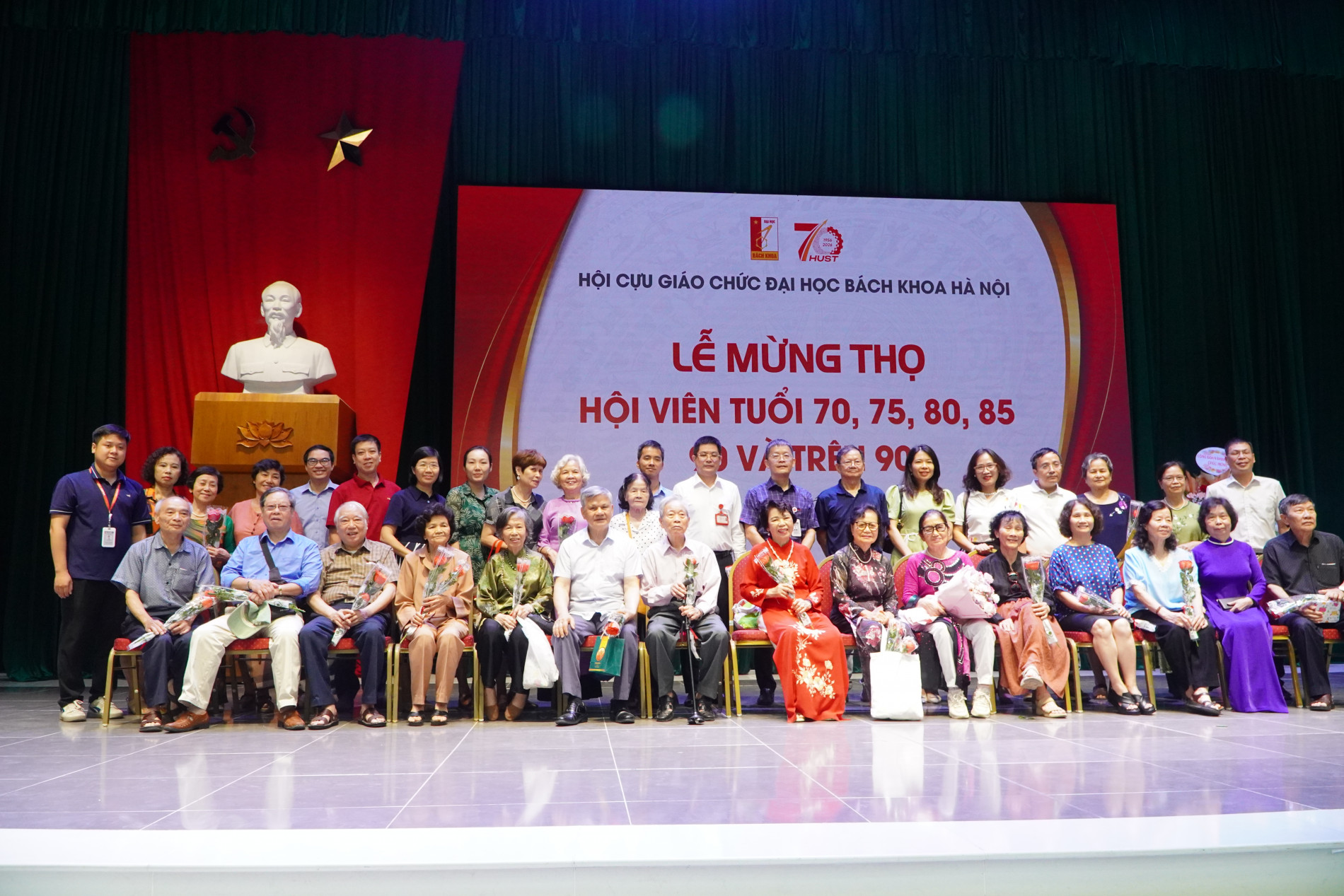 Các hội viên hội cựu chức được mừng thọ của trường Hóa và Khoa học Sự sống chụp ảnh kỷ niệm.
