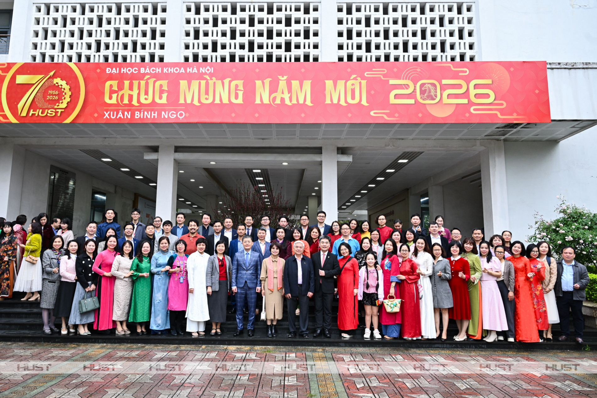 Cán bộ viên chức Trường Hóa và Khoa học Sự sống chụp ảnh lưu niệm trước quảng trường C1