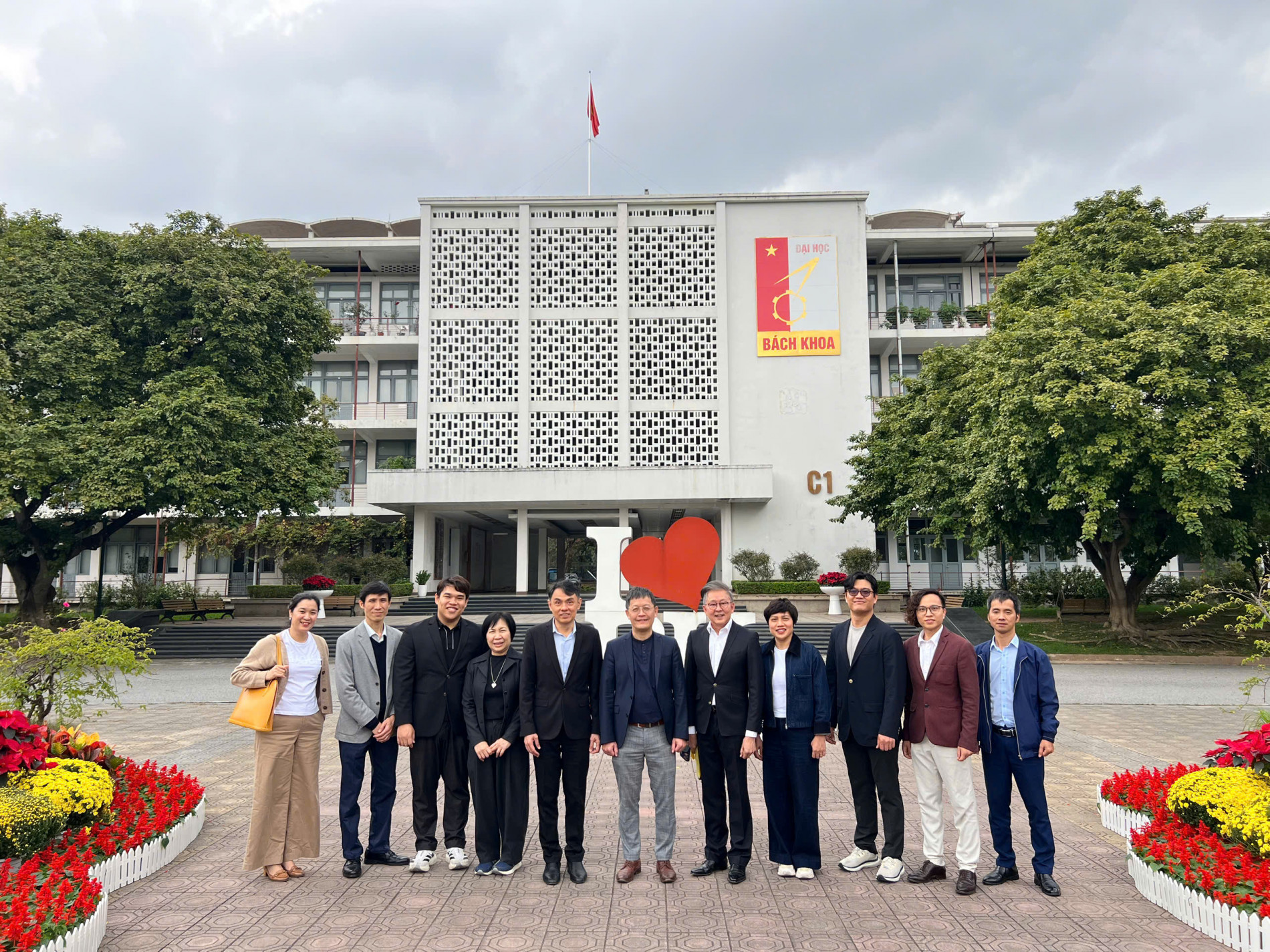 Đoàn Đại học Công nghệ Suranaree chụp ảnh kỷ niệm cùng đoàn SCLS trước quảng trường C1