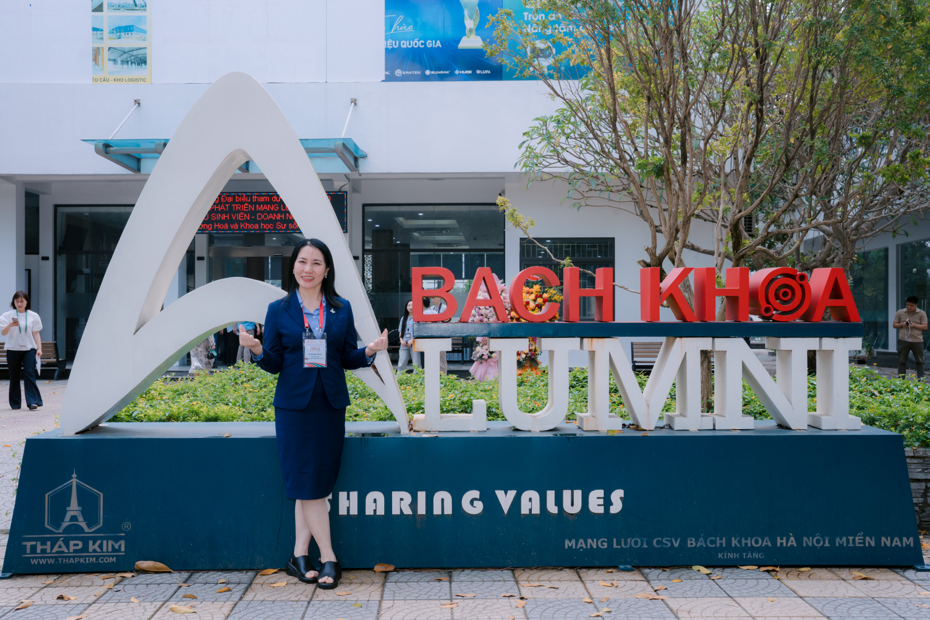chị Trương Thị Thu Hà chụp ảnh trước tòa nhà Cựu sinh viên