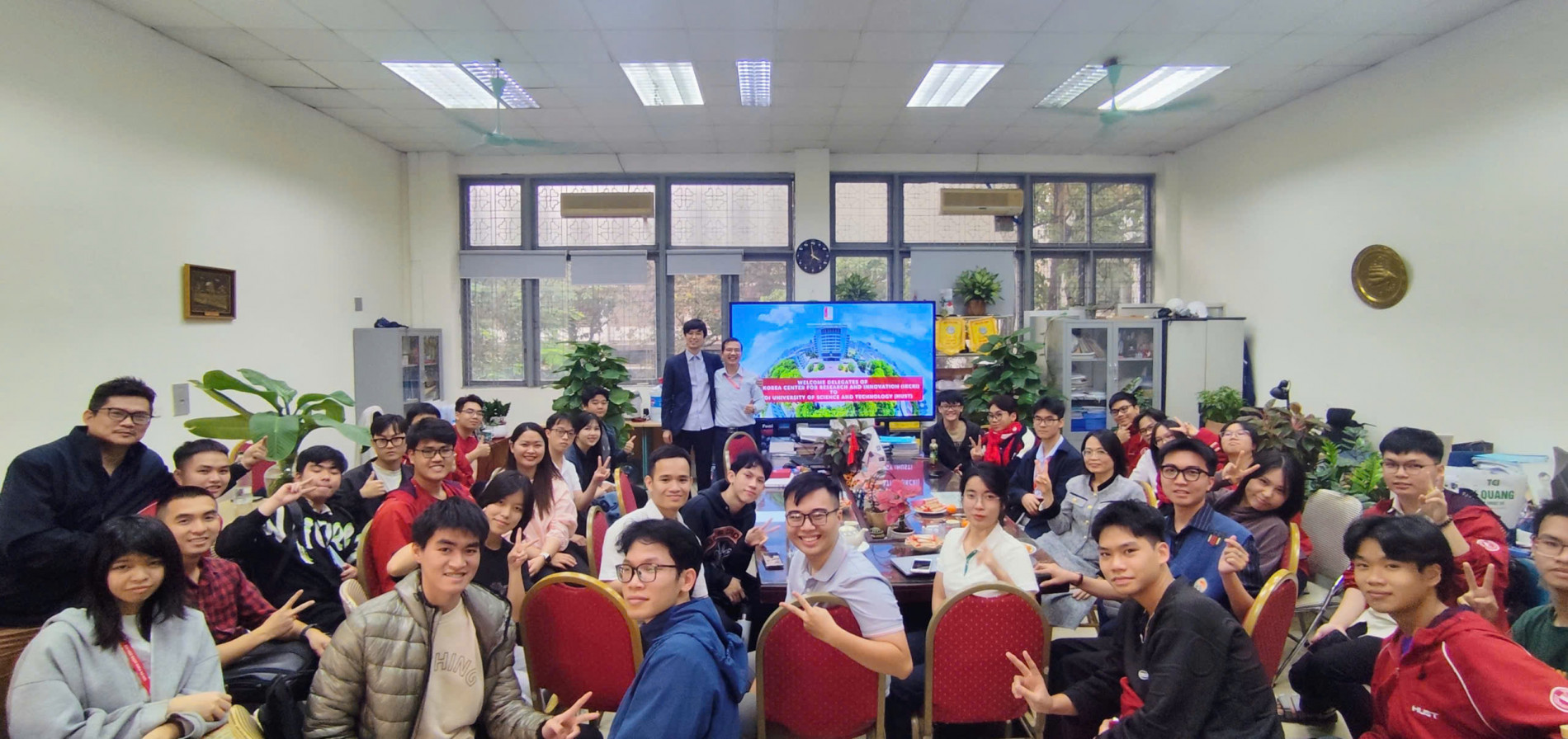 Đông đảo sinh viên tham dự seminar của TS. Kim Young Ho