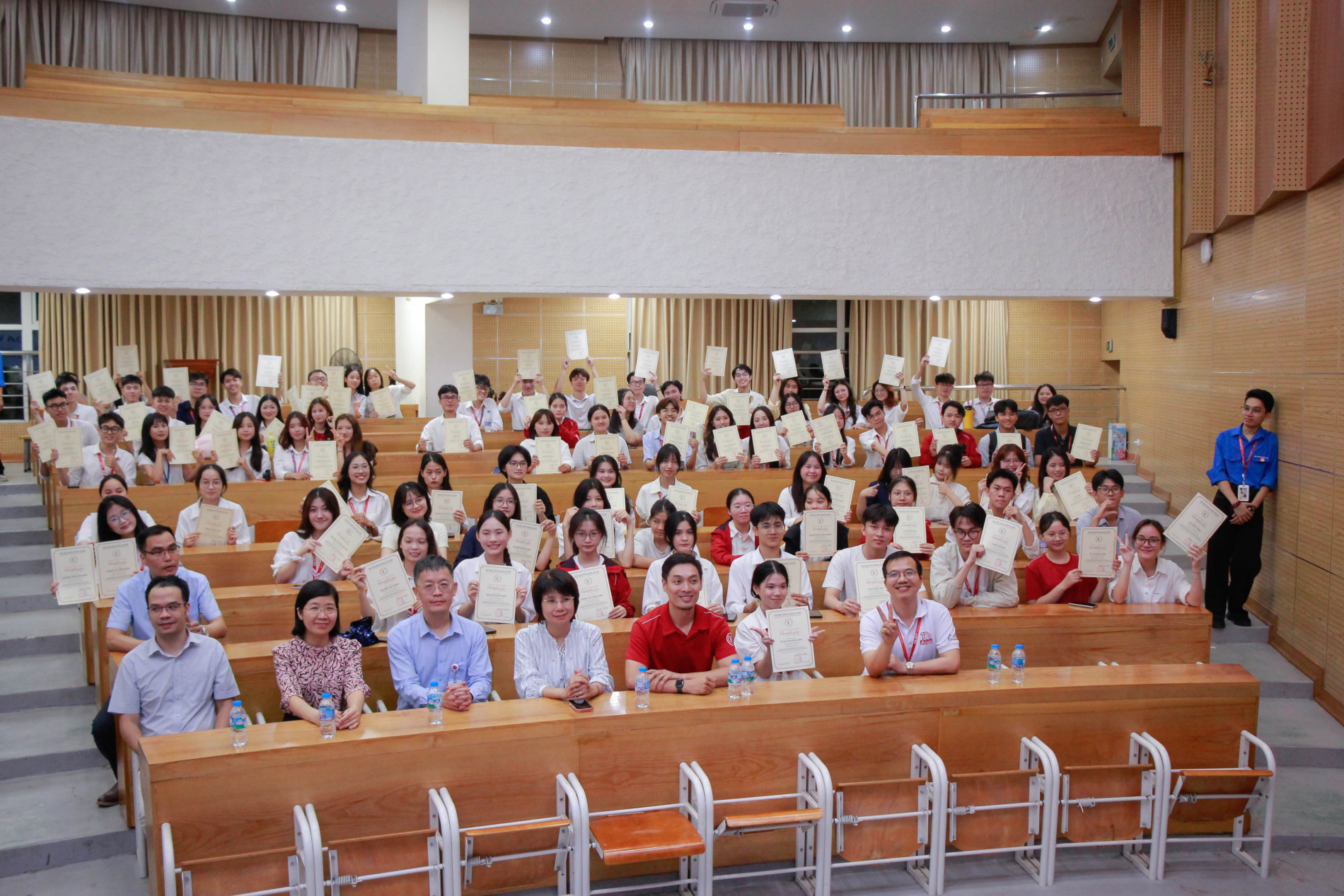 Ban Giám hiệu trường Hóa và Khoa học Sự sống (hàng 1) tham dự lễ trao chứng nhận học bổng khuyến khích học tập