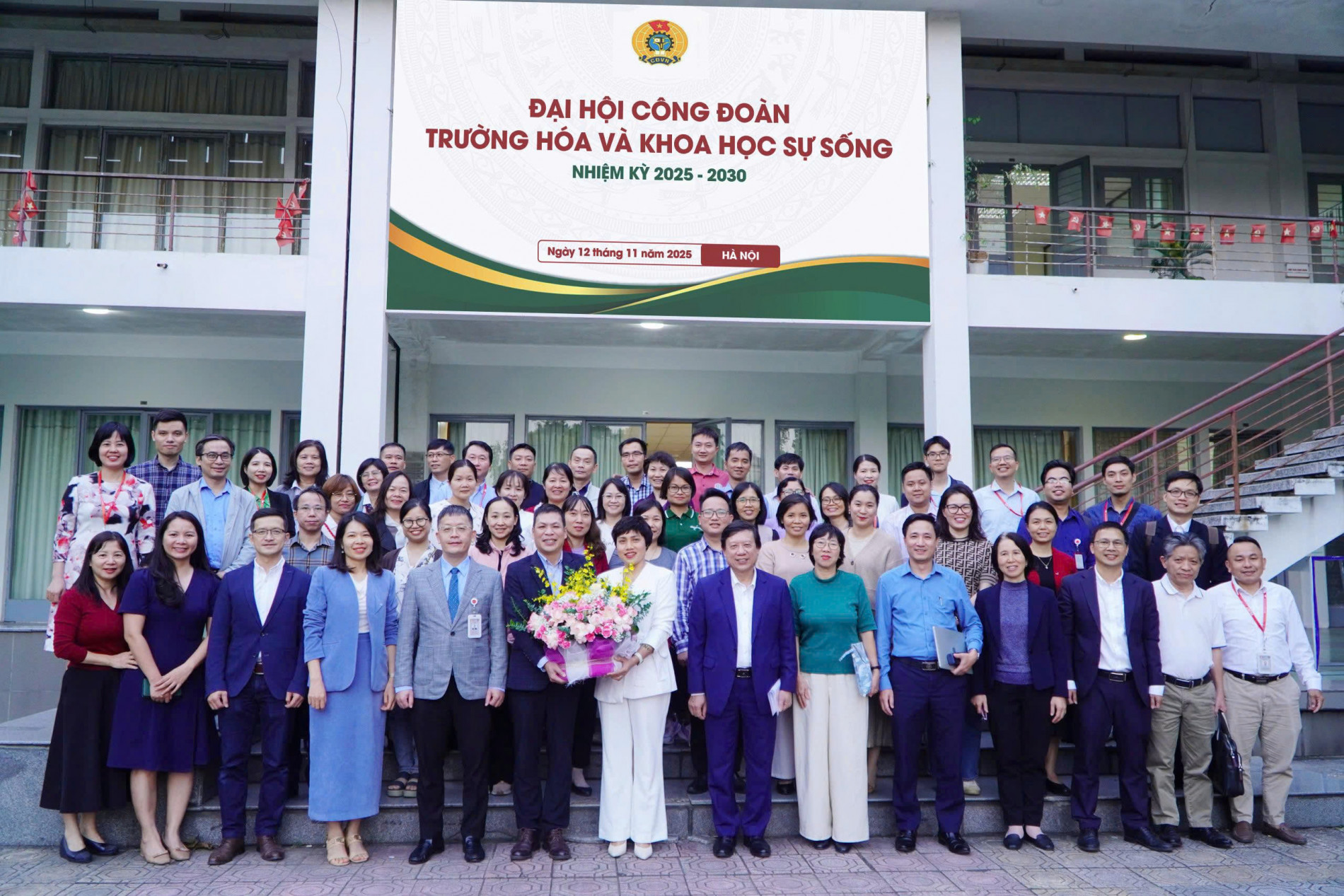 Toàn thể đại biểu tham dự đại hội Công đoàn chụp ảnh trước hội trường C2