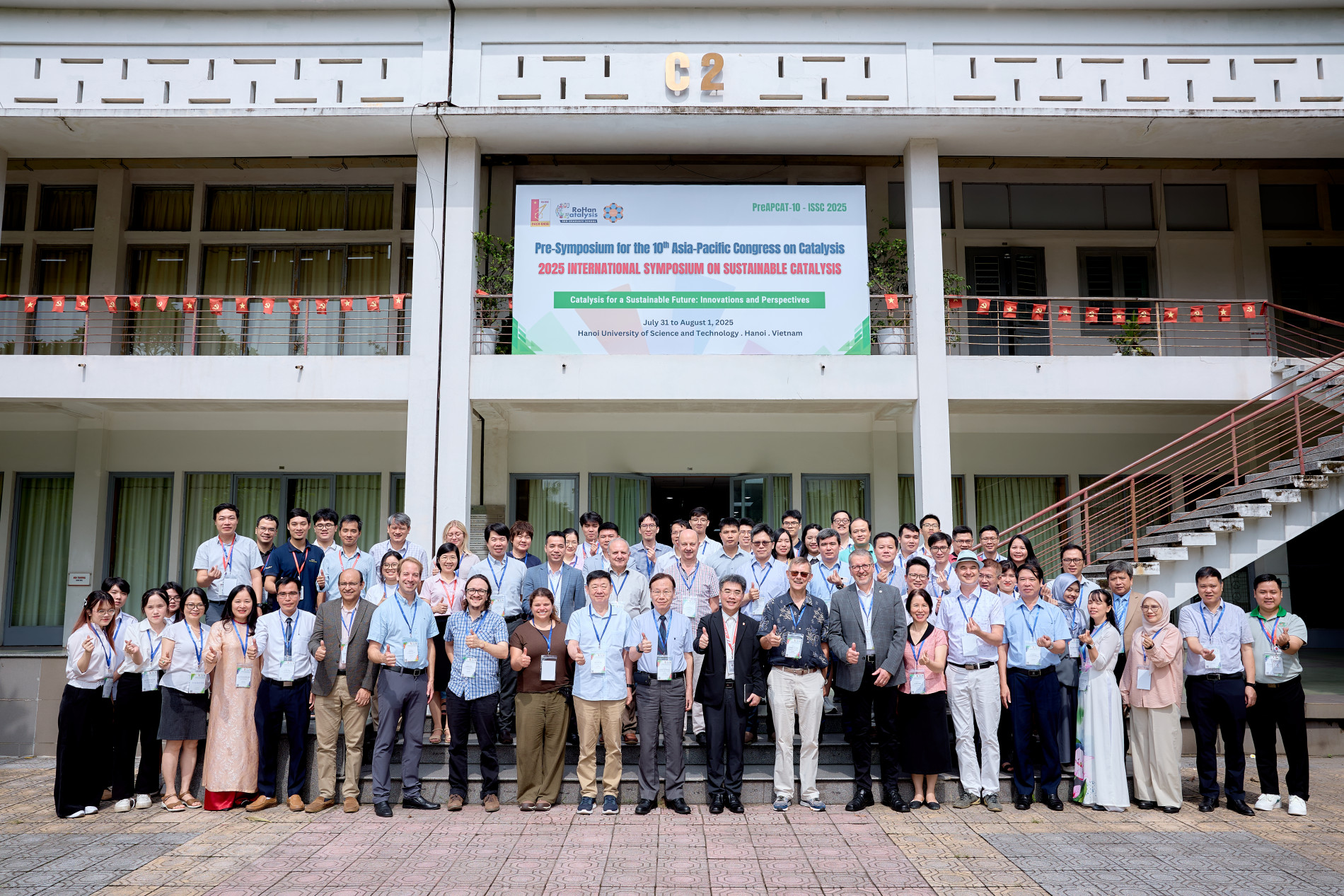 Toàn thể quý vị đại biểu, đại diện ban tổ chức và các diễn giả chụp ảnh lưu niệm trước Hội trường C2