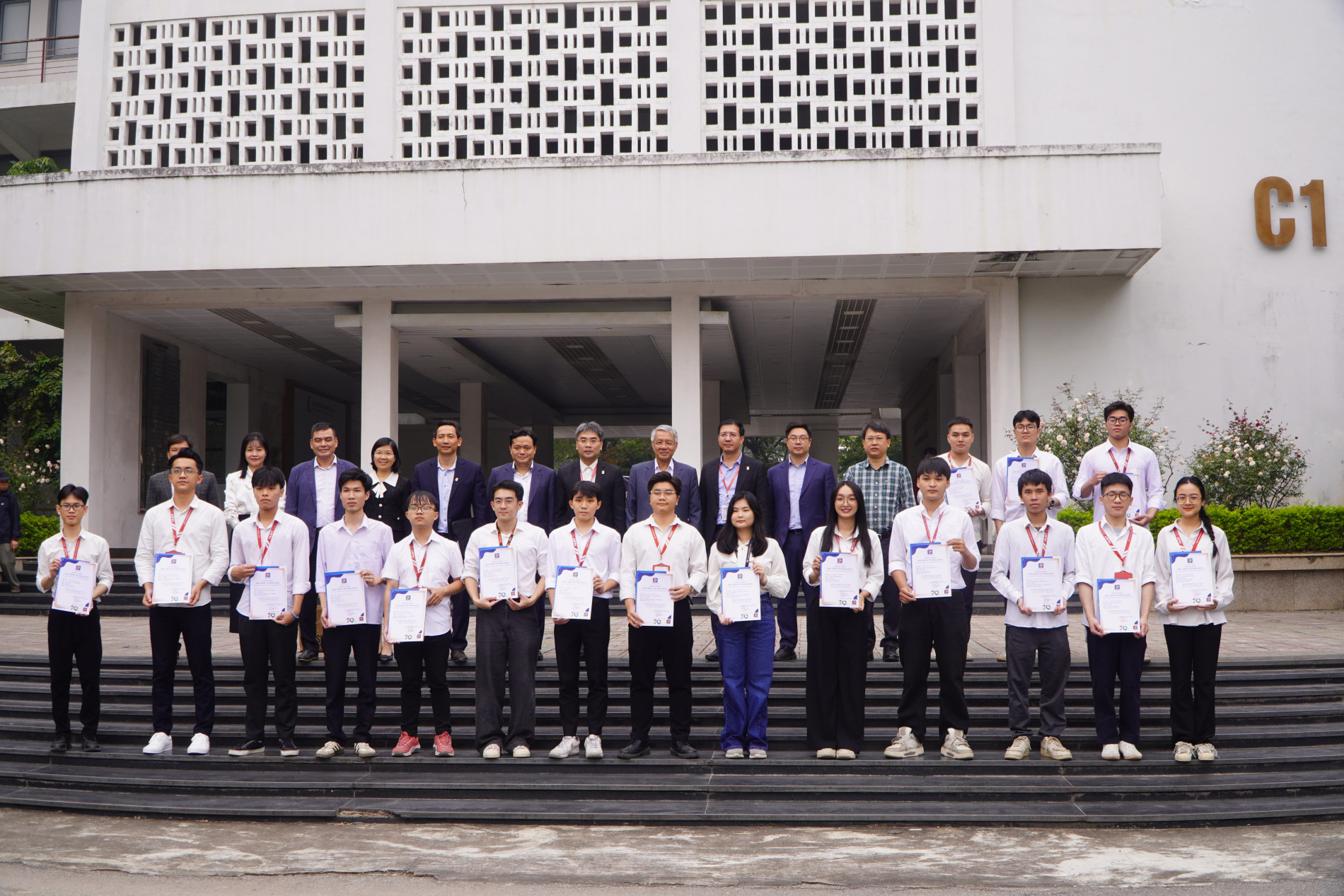 Lãnh đạo tập đoàn Petrolimex cùng Ban giám hiệu ĐHBKHN, thầy cô và sinh viên chụp ảnh trước quảng trường C1