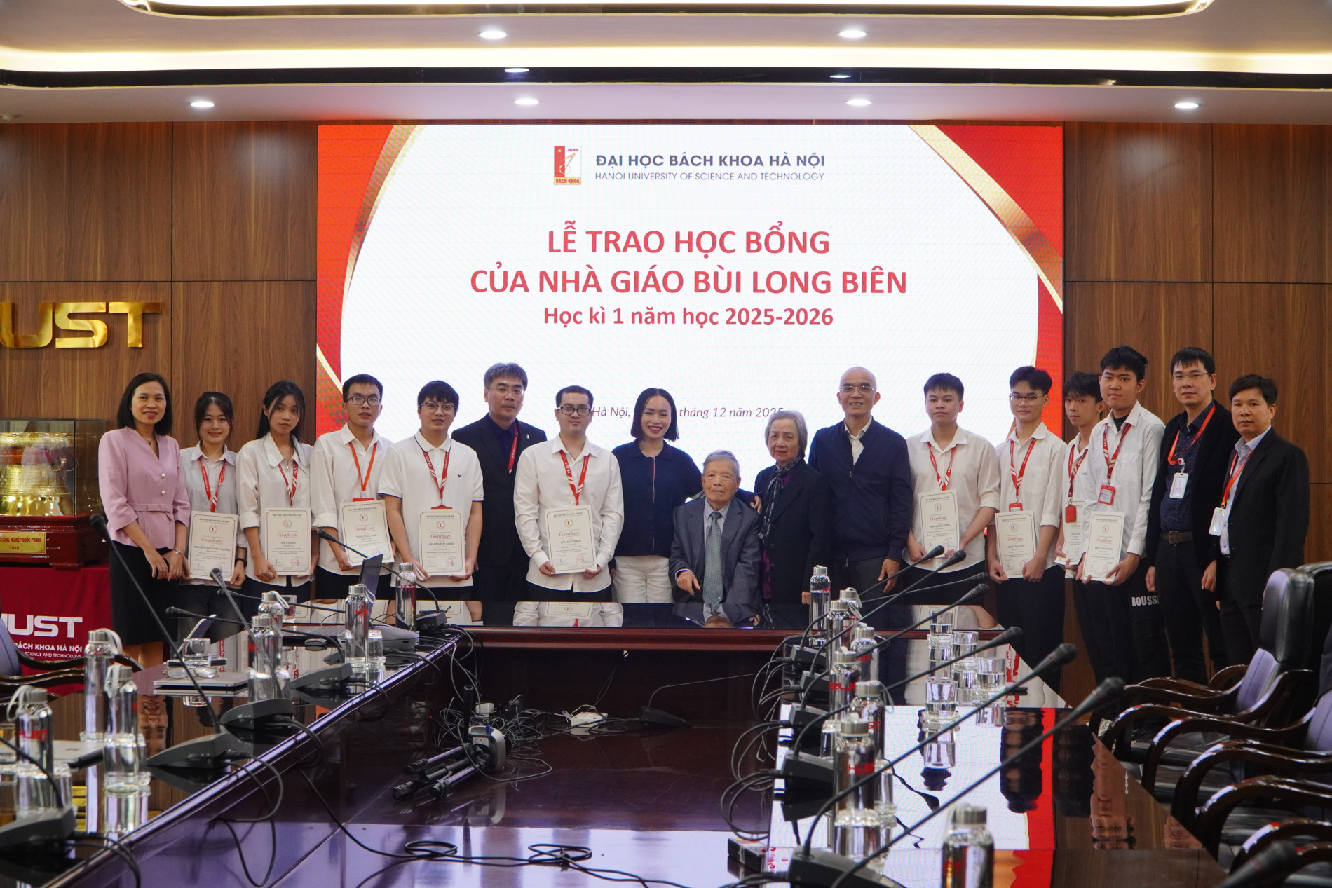 Nhà giáo Bùi Long Biên cùng gia đình và các thầy cô, sinh viên chụp ảnh kỷ niệm tại chương trình.