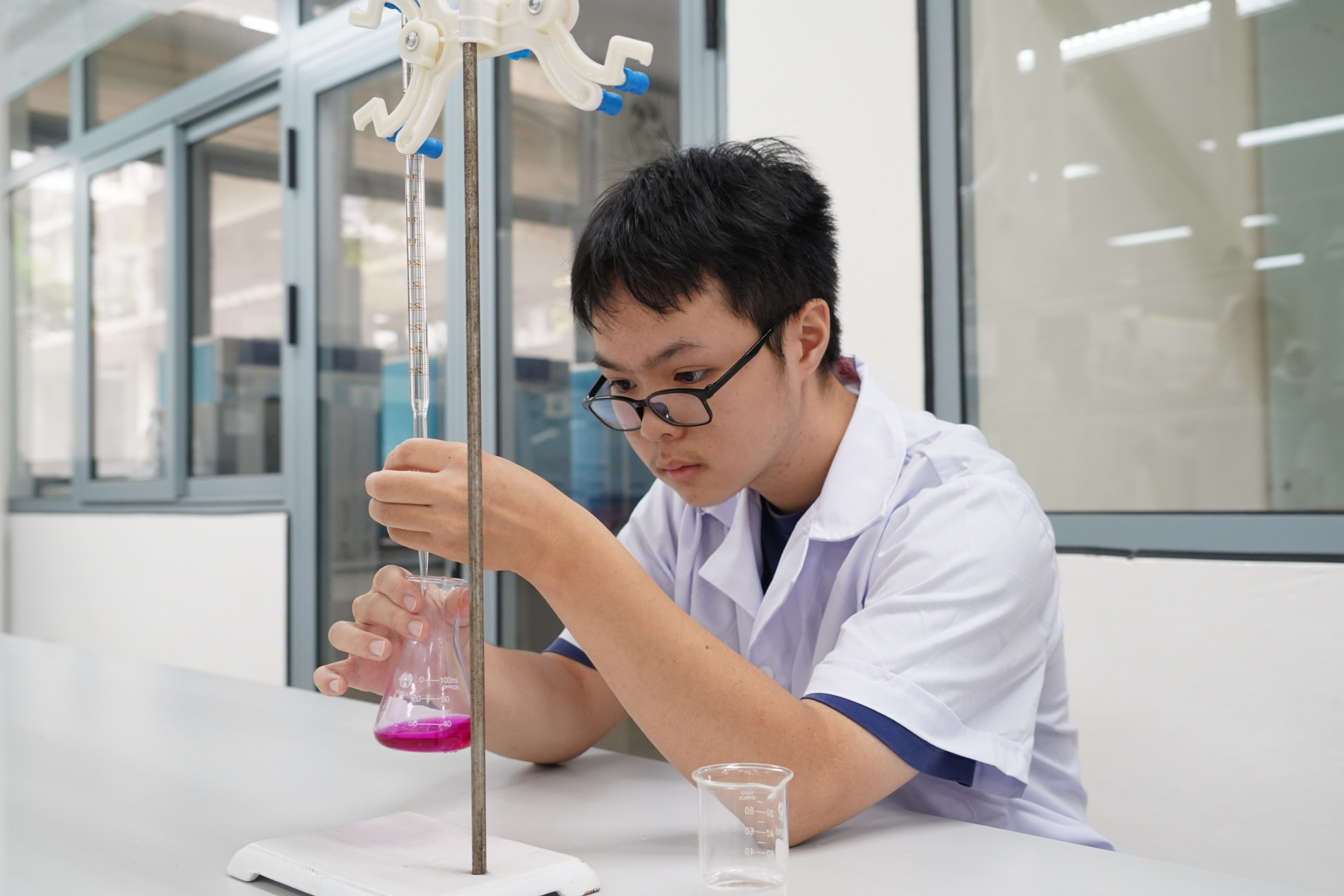 Học sinh THPT tự tay làm thí nghiệm tại trường Hóa và Khoa học Sự sống