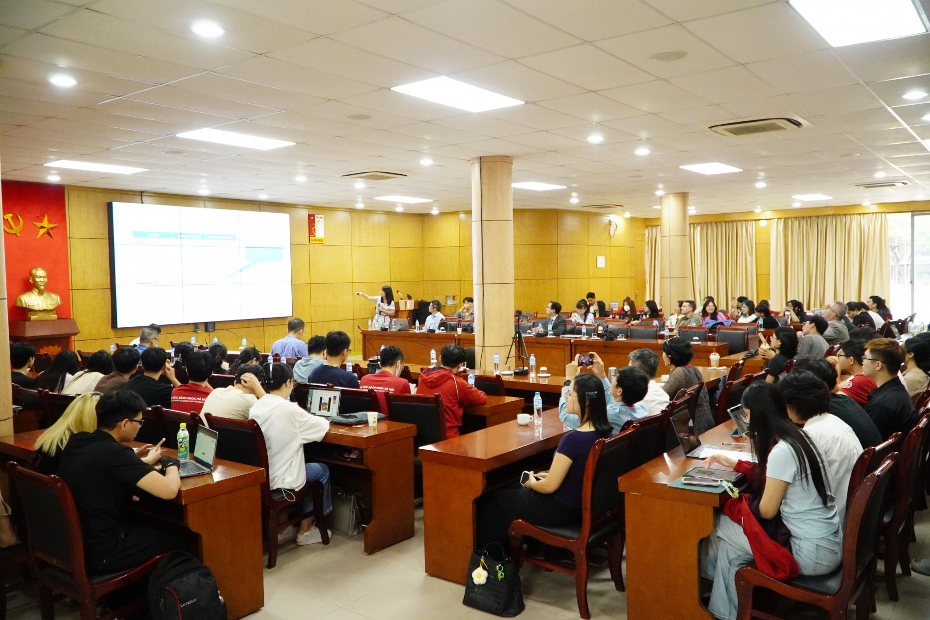 PGS. Nguyễn Phi Lê trình bày tại buổi tọa đàm