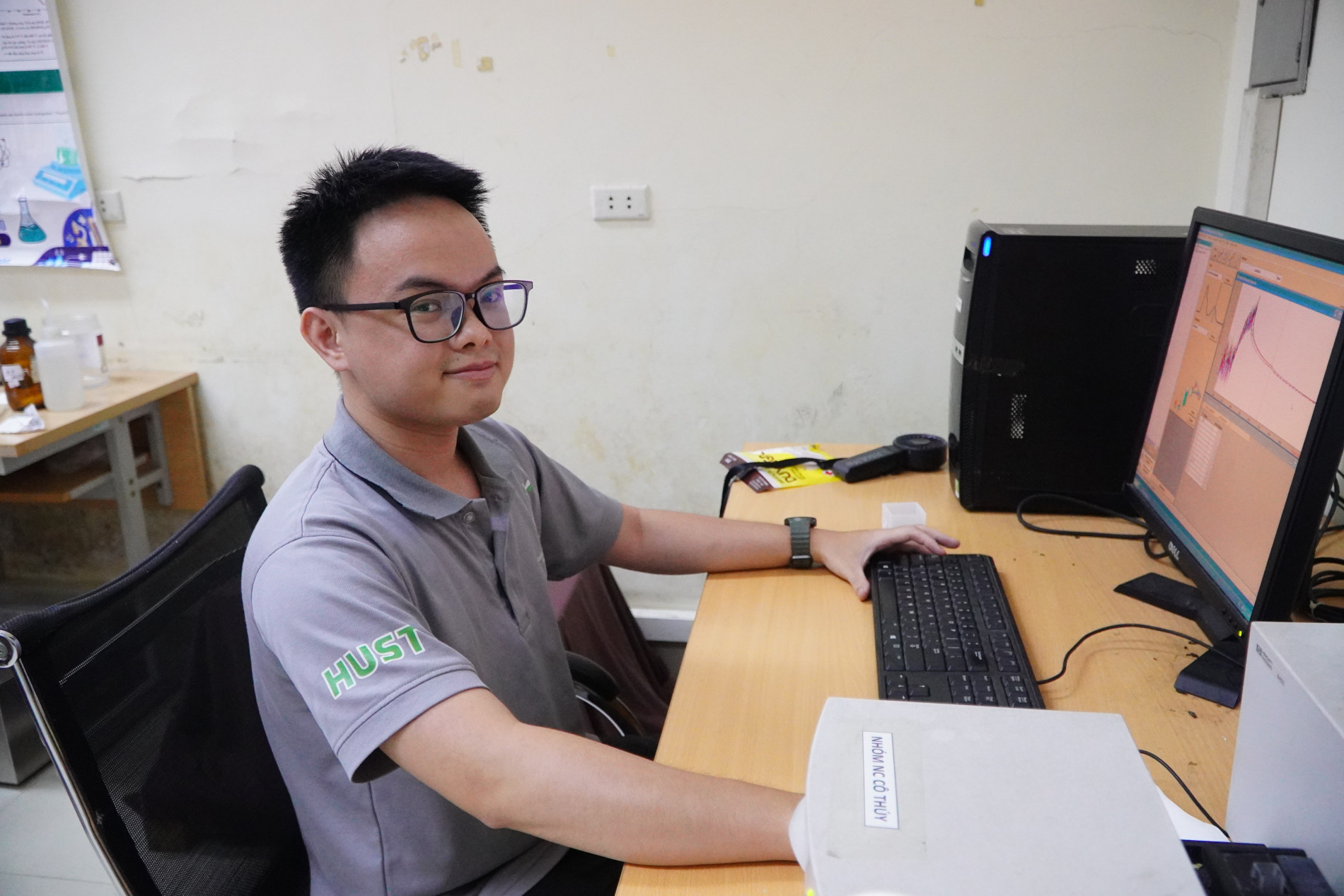 Vũ Trung Nam làm việc tại phòng thí nghiệm Hóa phân tích C1-413 của ĐHBK HN