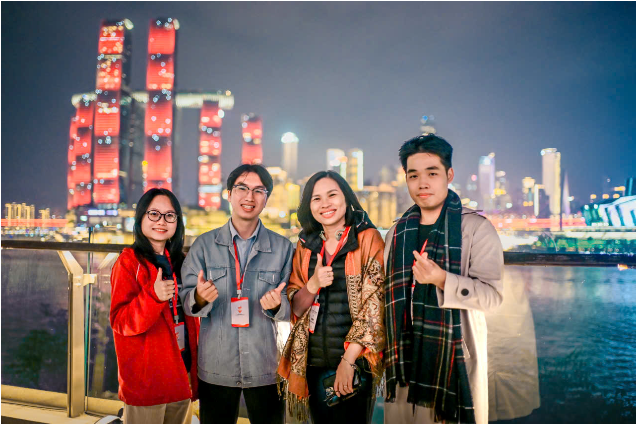 PGS. Phạm Thanh Huyền – Trưởng đoàn, Trưởng Ban Công tác Sinh viên Đại học Bách khoa Hà Nội chụp ảnh cùng 3 SV trường Hóa và Khoa học Sự sống