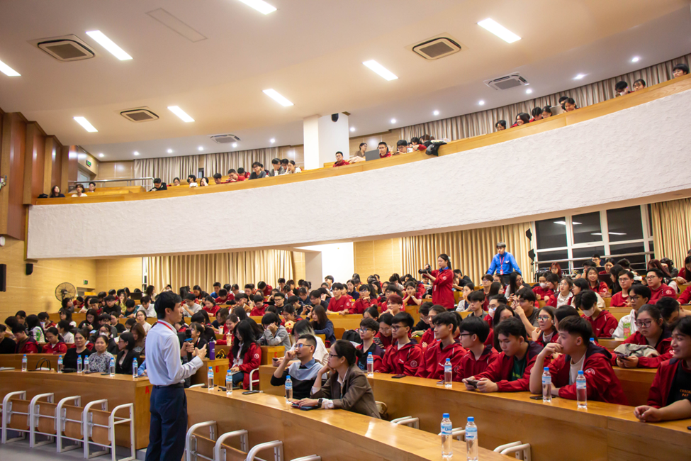 Sinh viên khoa Kỹ thuật sinh học sôi nổi dự Sinh hoạt công dân giữa khóa 2025.1