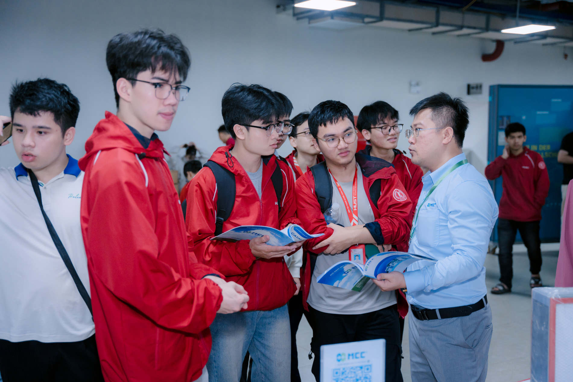 Sinh viên gặp gỡ trao đổi với đại diện doanh nghiệp tại sự kiện