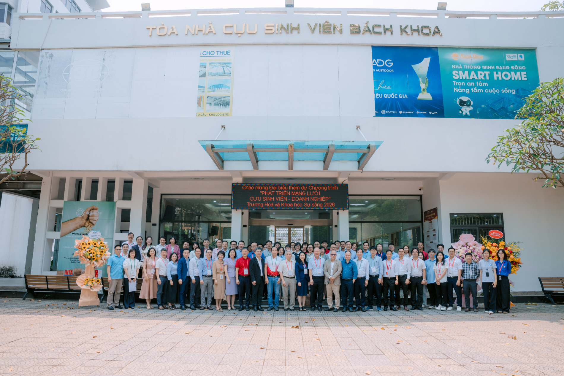 Đại biểu tham dự Hội nghị chụp ảnh trước tòa nhà Cựu sinh viên.