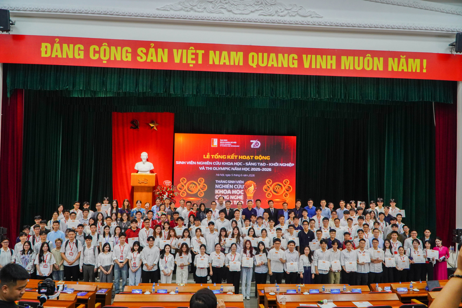 Các sinh viên nhận giấy khen tại Lễ Tổng kết Hoạt động Sinh viên Nghiên cứu Khoa học, Thi Olympic, SV Startup năm học 2025-2026