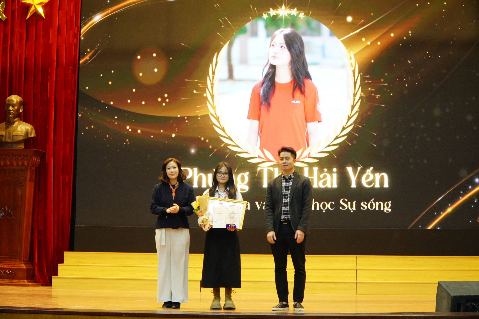 Phùng Thị Hải Yến nhận danh hiệu 5 tốt cấp Thành phố