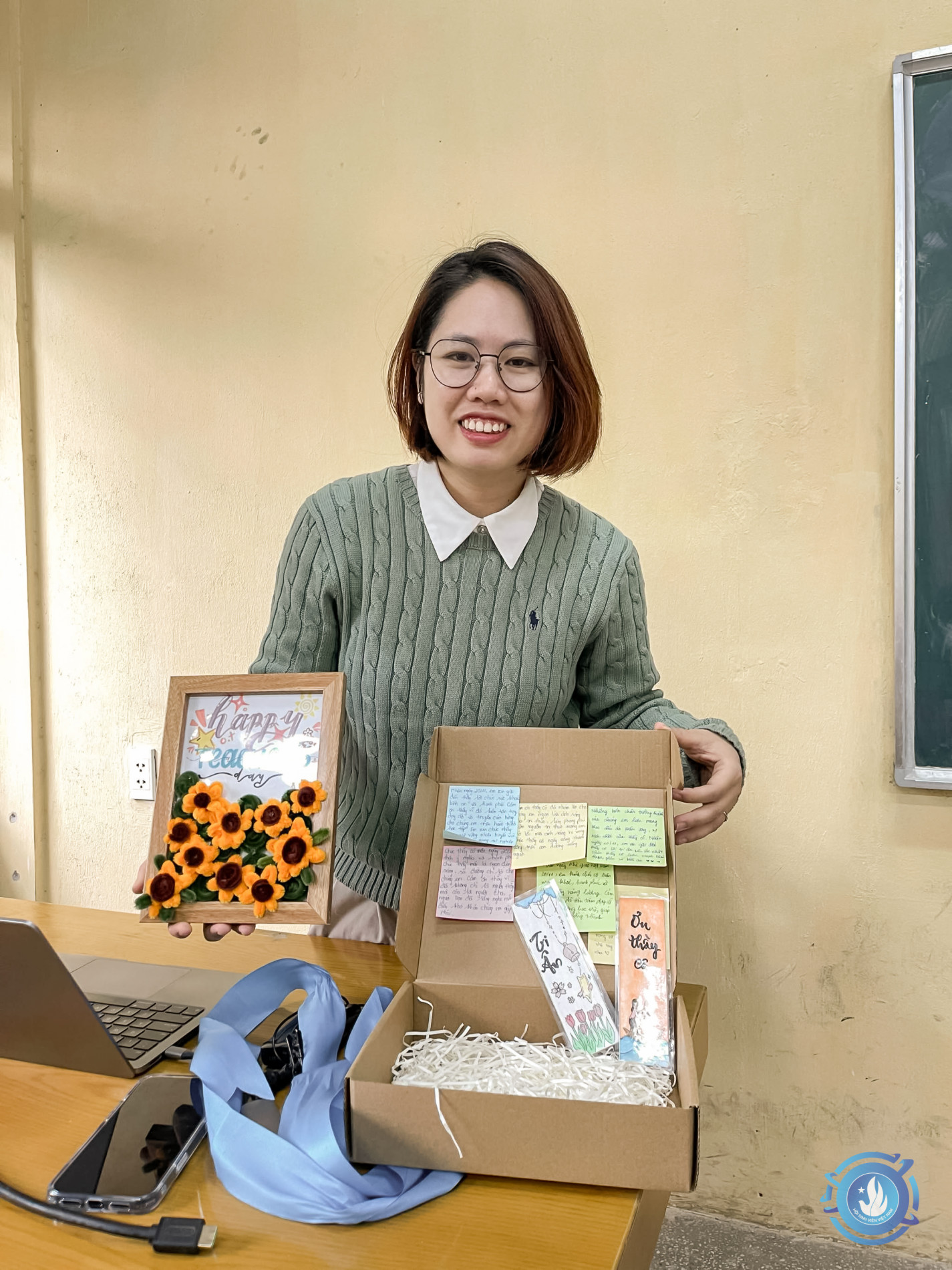 Sinh viên tặng quà thầy cô trên giảng đường 