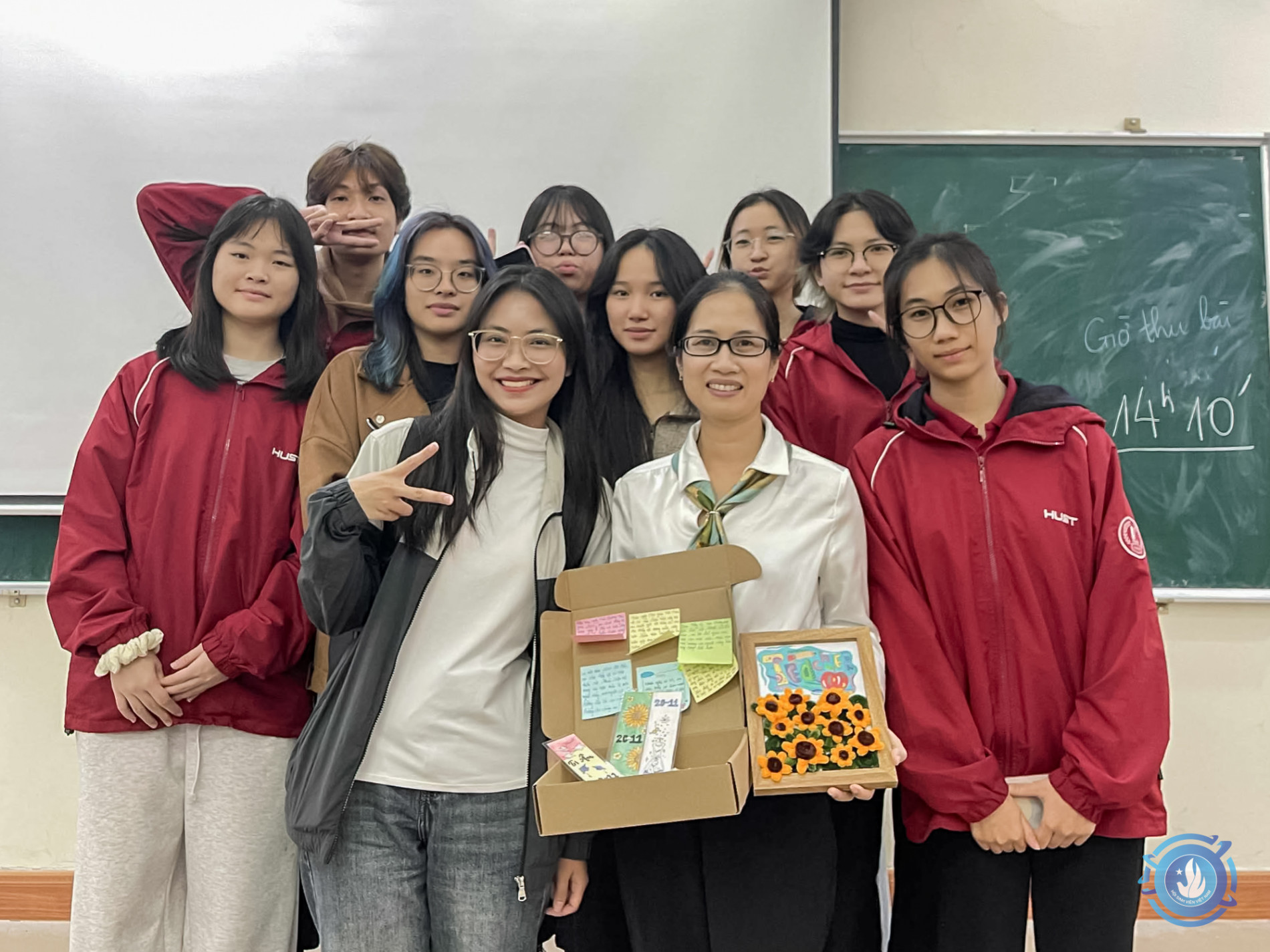 Sinh viên tặng quà thầy cô trên giảng đường 