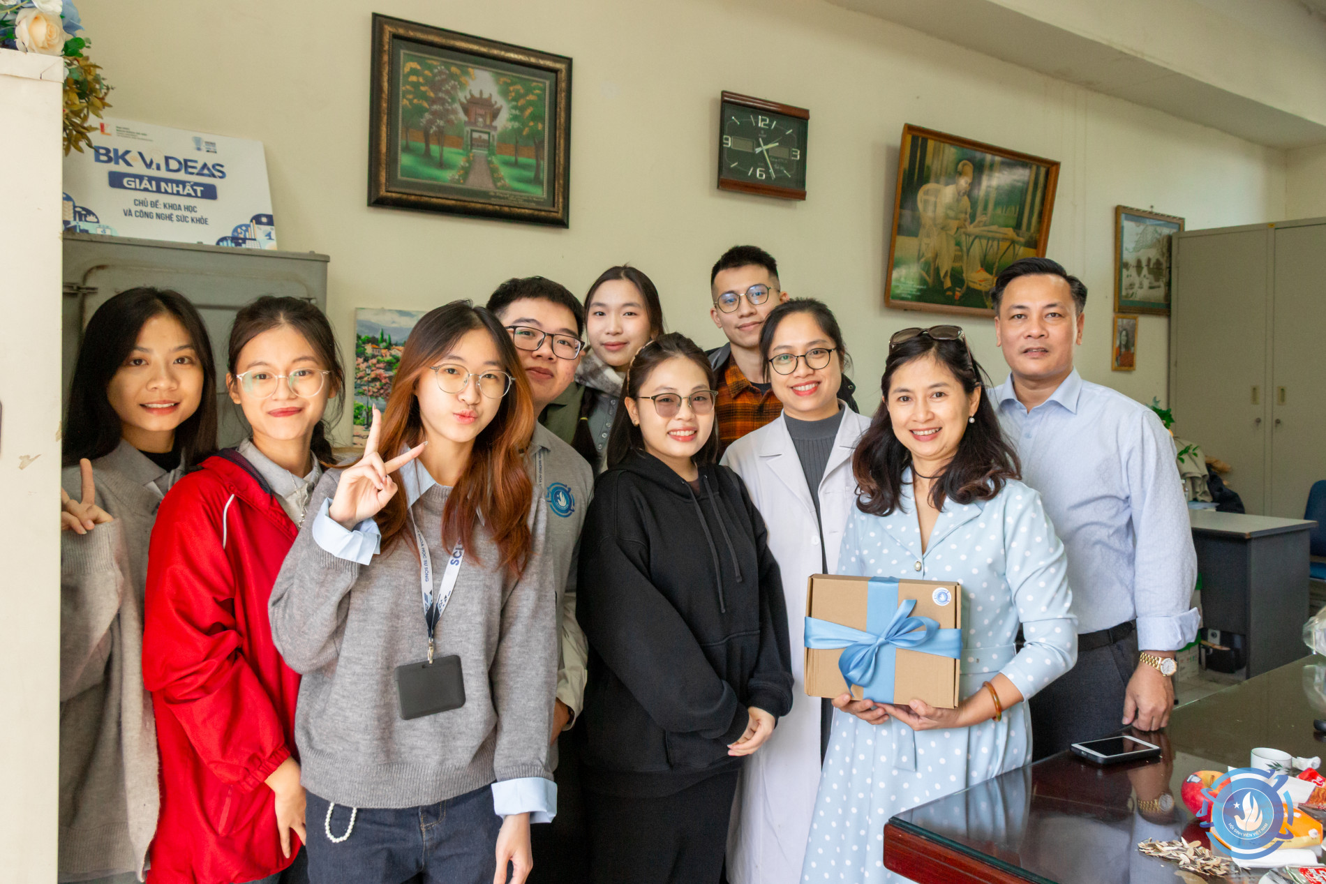 Sinh viên tặng quà thầy cô trên Văn phòng Khoa