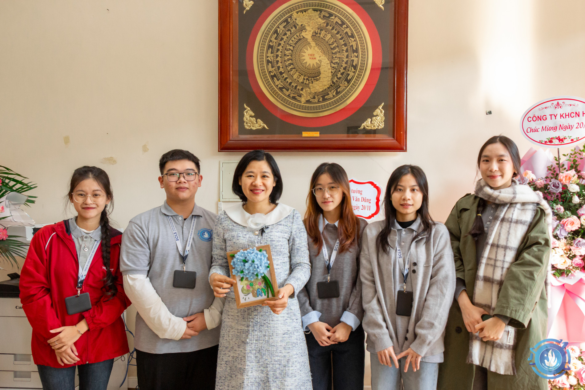 Sinh viên tặng quà thầy cô Văn phòng Trường
