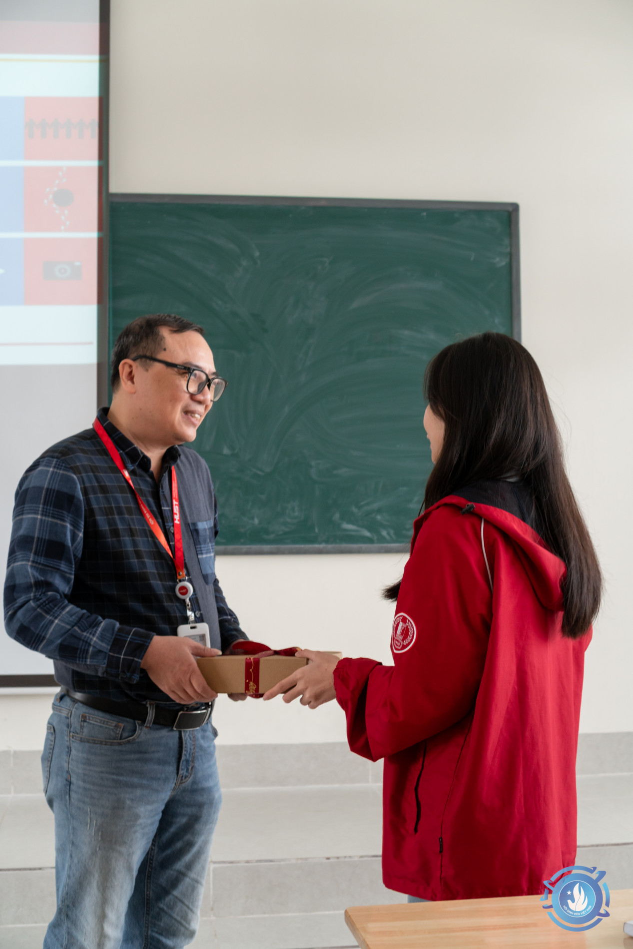 Sinh viên tặng quà thầy cô trên giảng đường 