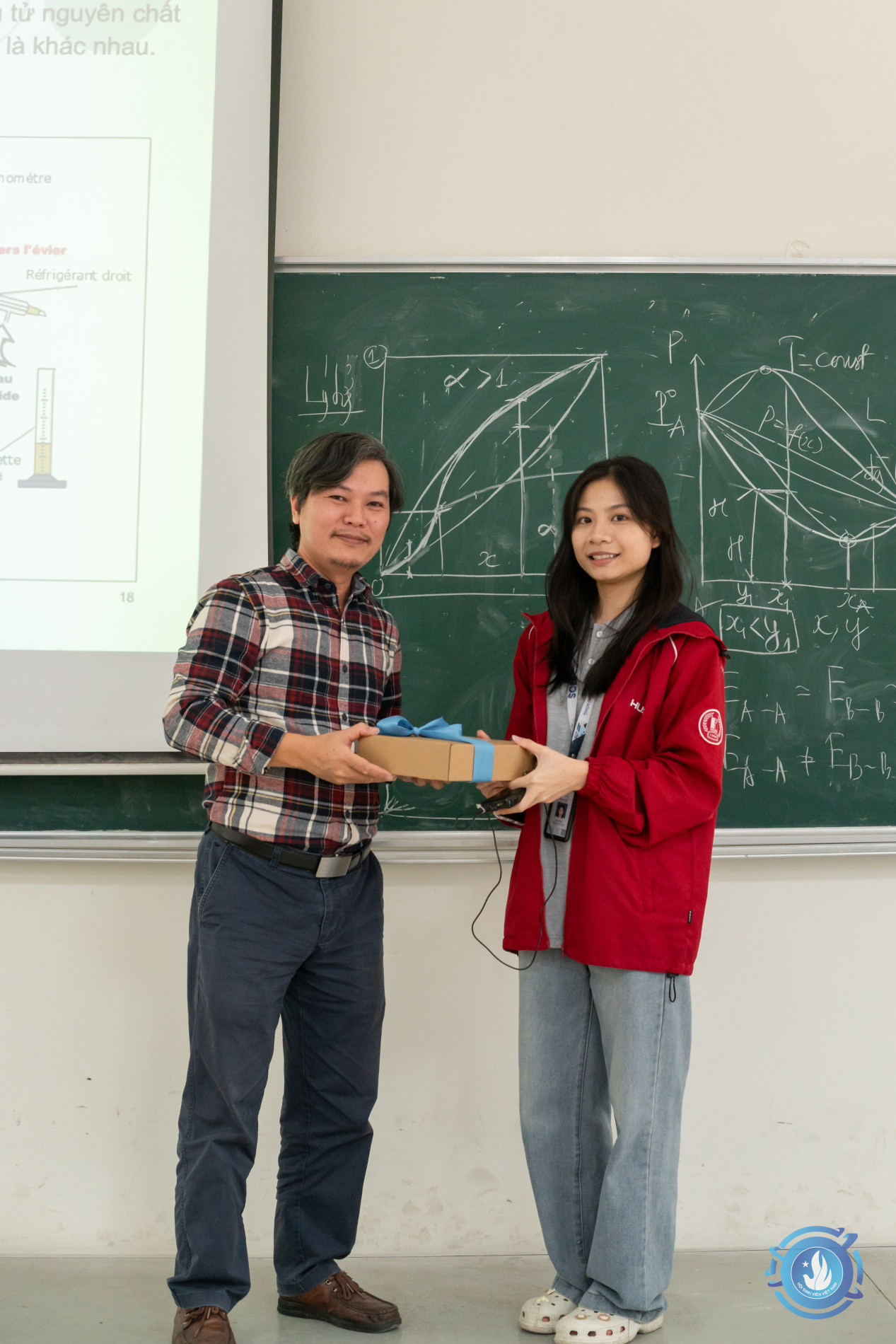 Sinh viên tặng quà thầy cô trên giảng đường 