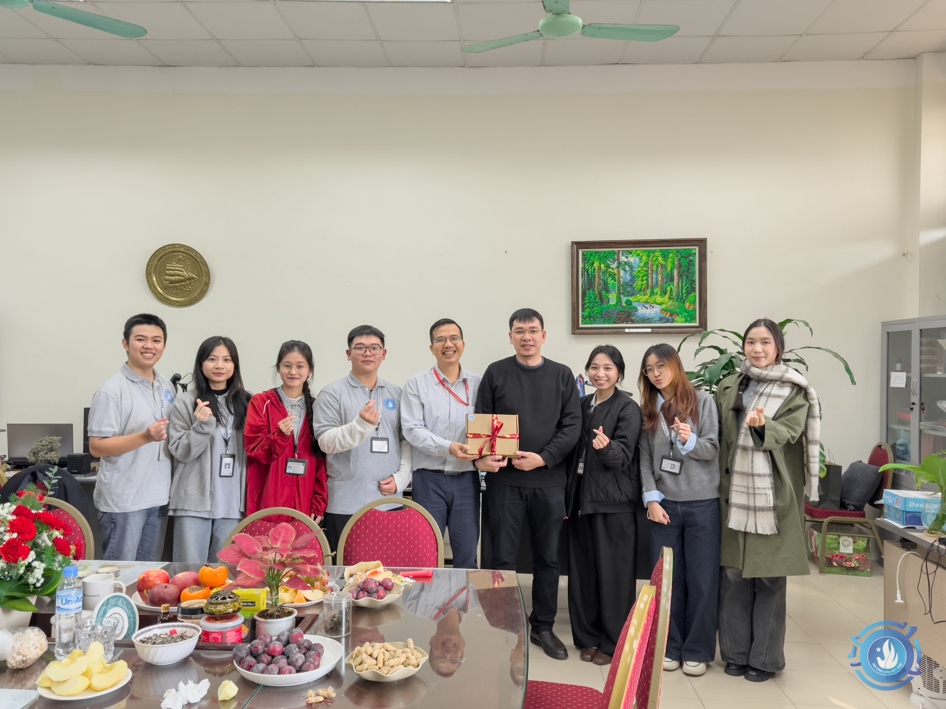 Sinh viên tặng quà thầy cô trên Văn phòng Khoa