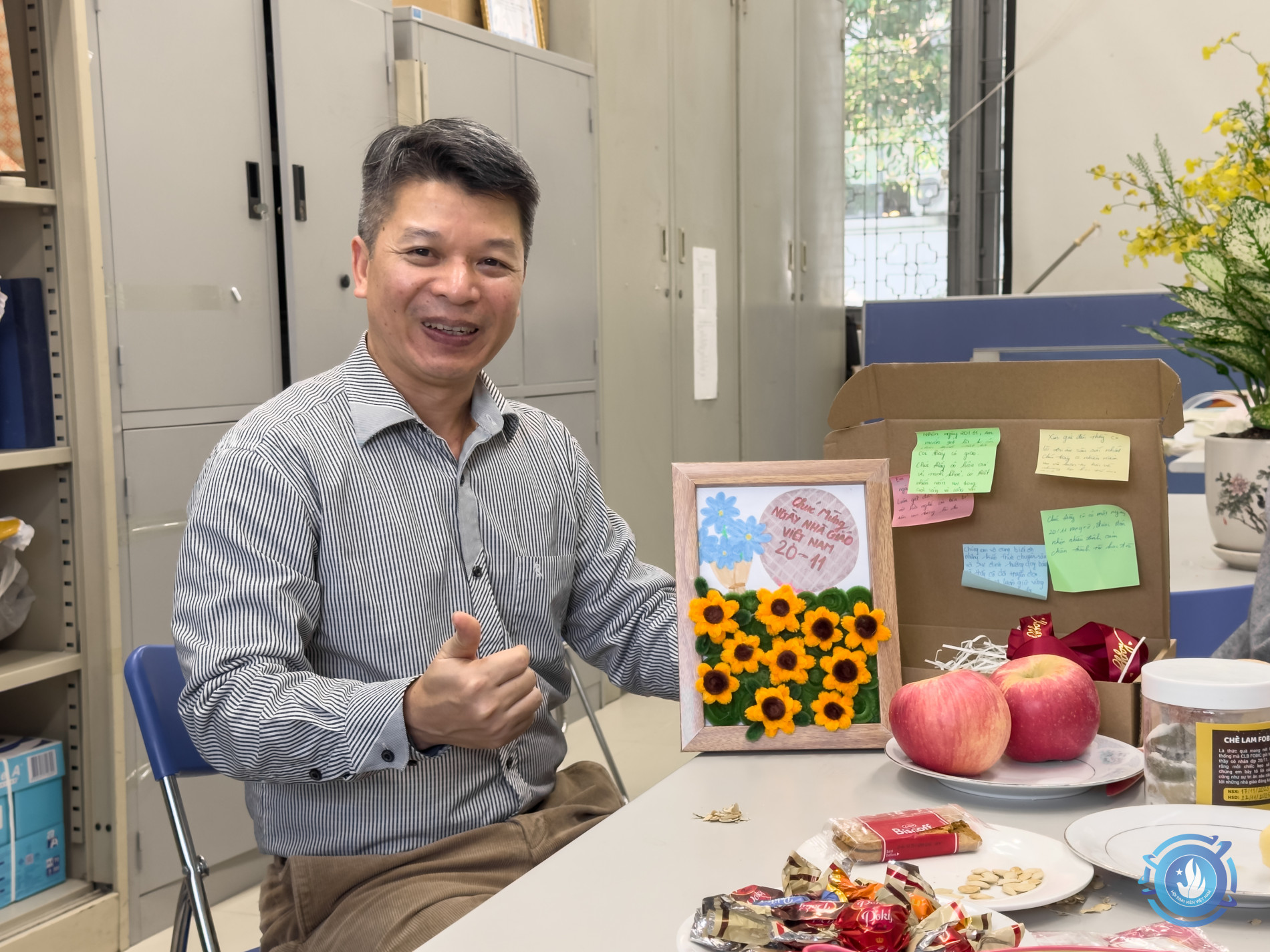 Sinh viên tặng quà thầy cô trên giảng đường 