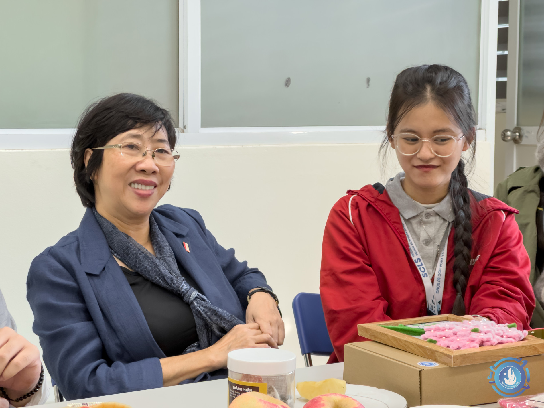 Sinh viên tặng quà thầy cô trên giảng đường 