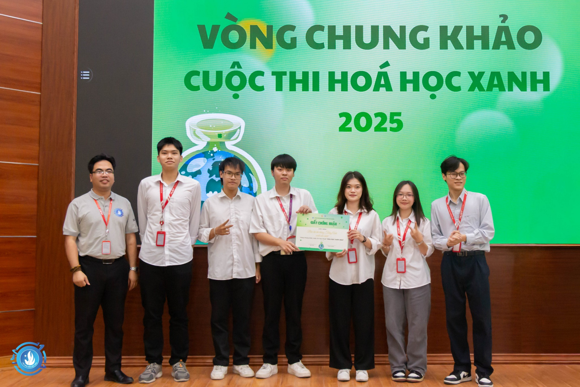 Đội thi đạt giải bài thi Tiếng Anh xuất sắc nhất